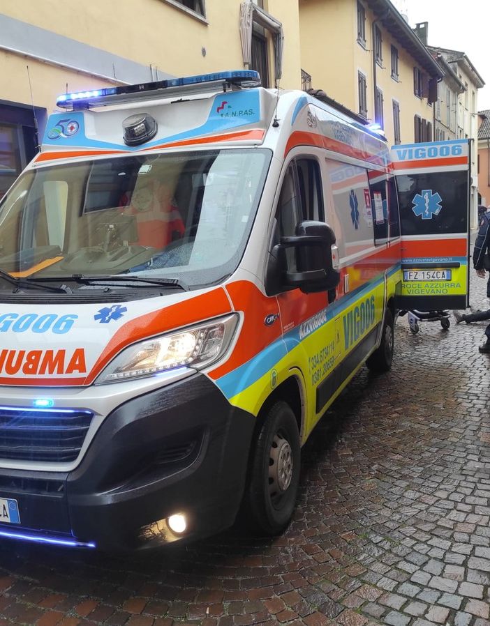 Mortara: scivola sugli escrementi di un cane e finisce in ospedale