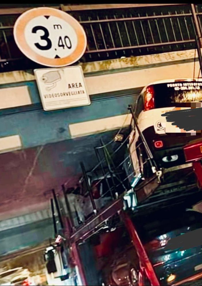 Magenta: bisarca piena di auto rimane incastrata nel sottopasso