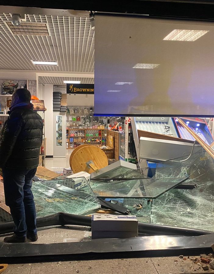 Abbiategrasso, sfondano la vetrina dell’armeria Power Gun: danni ingenti, magro il bottino