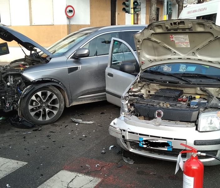 Robbio: scontro tra auto in viale Lombardia, ferite 3 persone