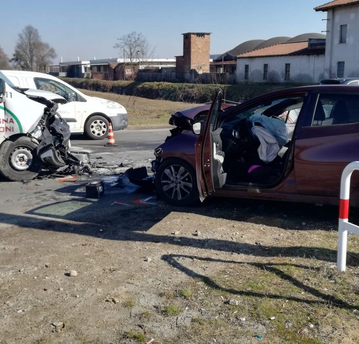 Vigevano: scontro frontale tra auto e furgone in corso Novara, muore donna 43enne