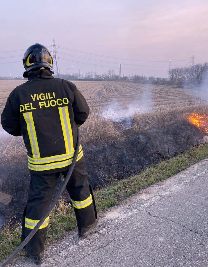 Ferrera: incendio sulla riva di un fosso, intervengono i Vigili del fuoco