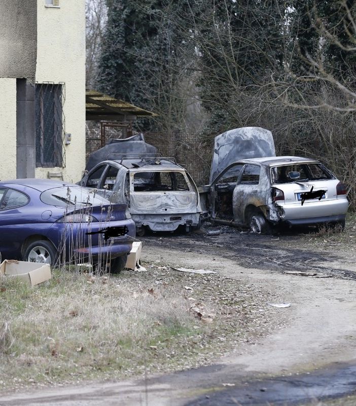 Pieve del Cairo: due auto in fiamme per un cortocircuito