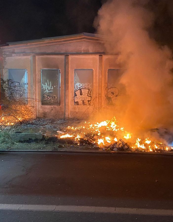 Zeme: incendio in una discarica abusiva, intervengono i Vigili del fuoco