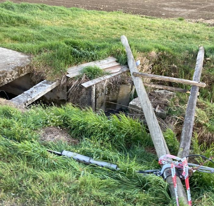 Pieve del Cairo: il vento abbatte un palo della Telecom, in azione i Vigili del fuoco
