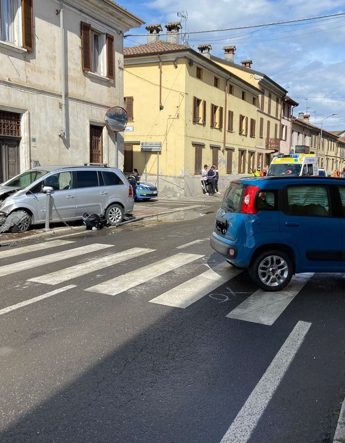 Ferrera: carambola tra auto in corso Repubblica, ferite 6 persone