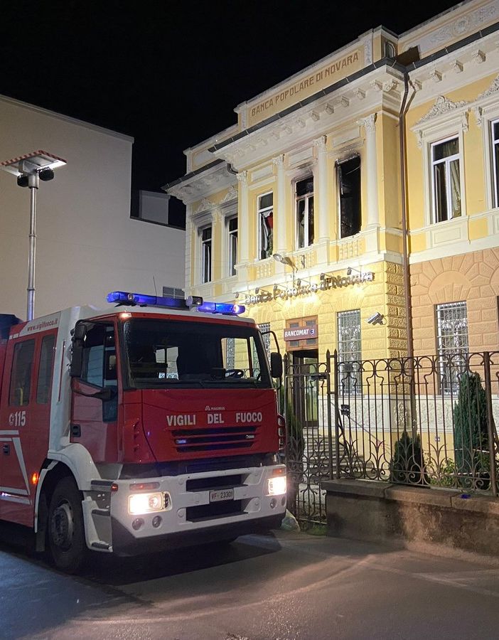 Mede: incendio divora appartamento in corso Italia, Vigili del fuoco in azione per spegnere le fiamme