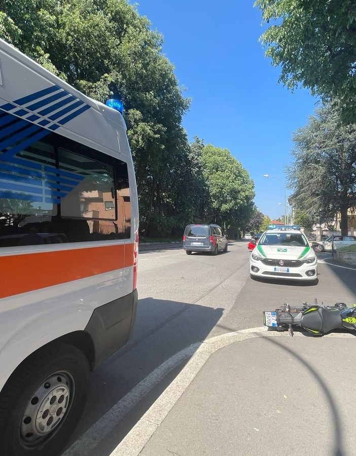 Magenta: scontro tra moto e auto della scuola guida davanti all’hotel Excelsior, ragazzo al pronto soccorso in codice verde