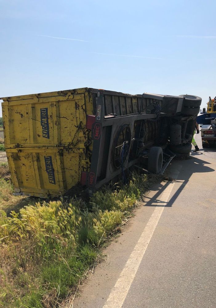 Candia: si ribalta con il camion sulla provinciale 21, illeso il conducente