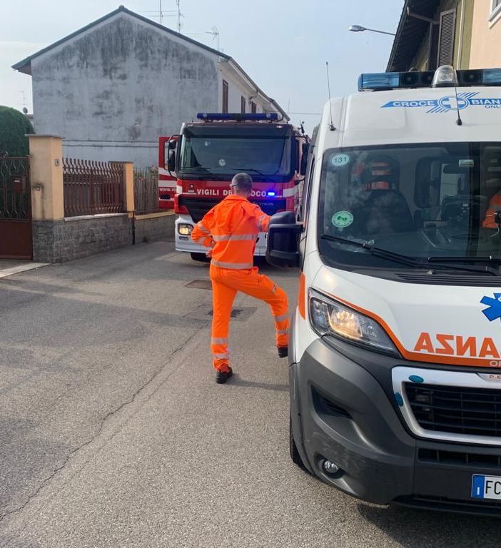 Magenta: anziano a terra in casa, soccorso dai Vigili del Fuoco