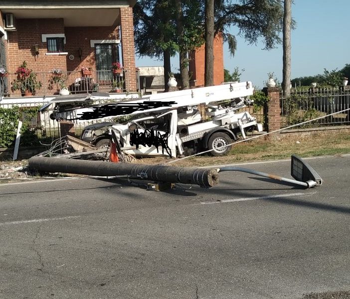 Candia: con il furgone traslochi abbatte il palo della luce, ferito 56enne