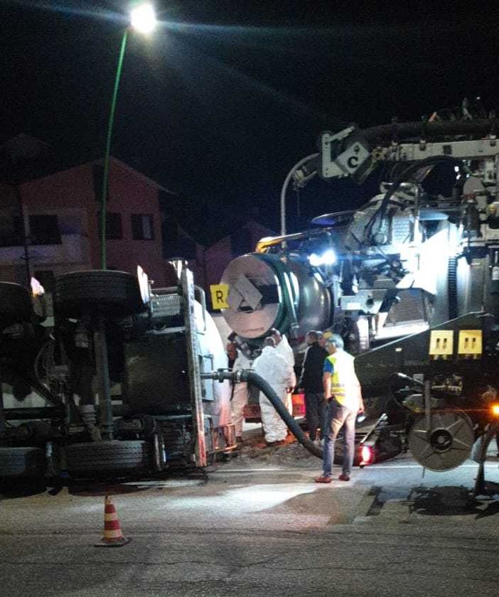 Mortara: autocisterna si ribalta sulla provinciale 596, Vigili del fuoco impegnati per alcune ore