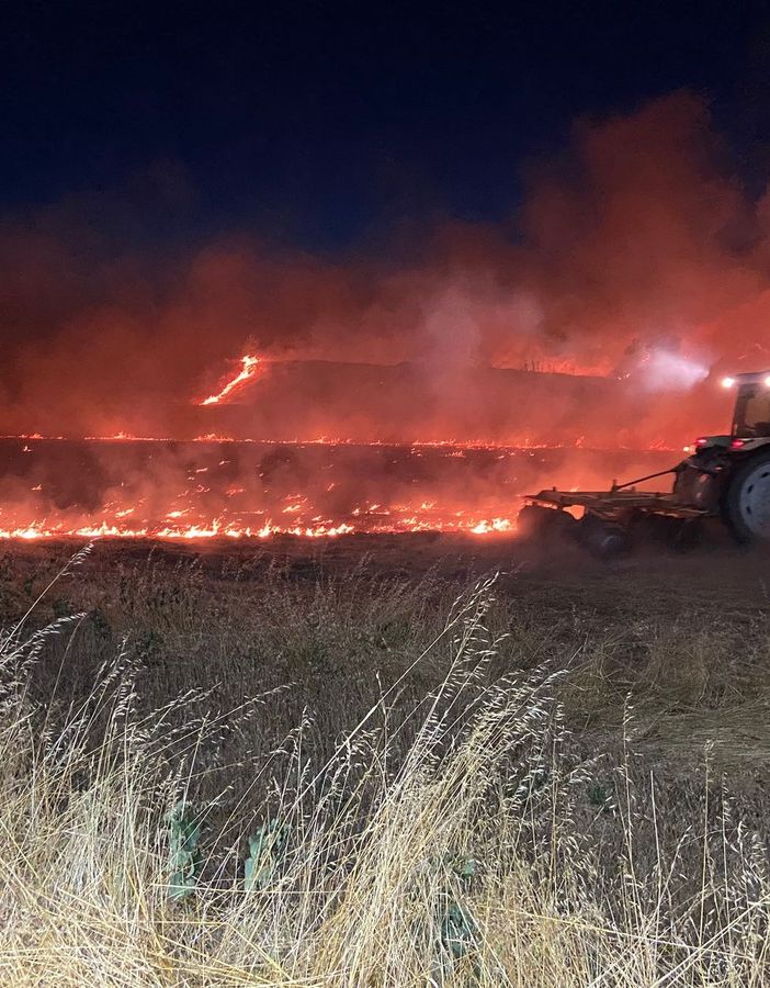 Mezzana Bigli: bruciano due ettari vicino alla Cascina Erbatici