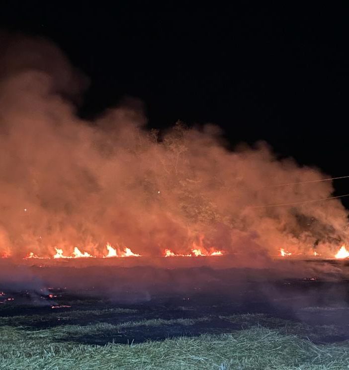 Mezzana Bigli: incendio di stoppie di grano alla frazione Terzo, intervengono i Vigili del fuoco