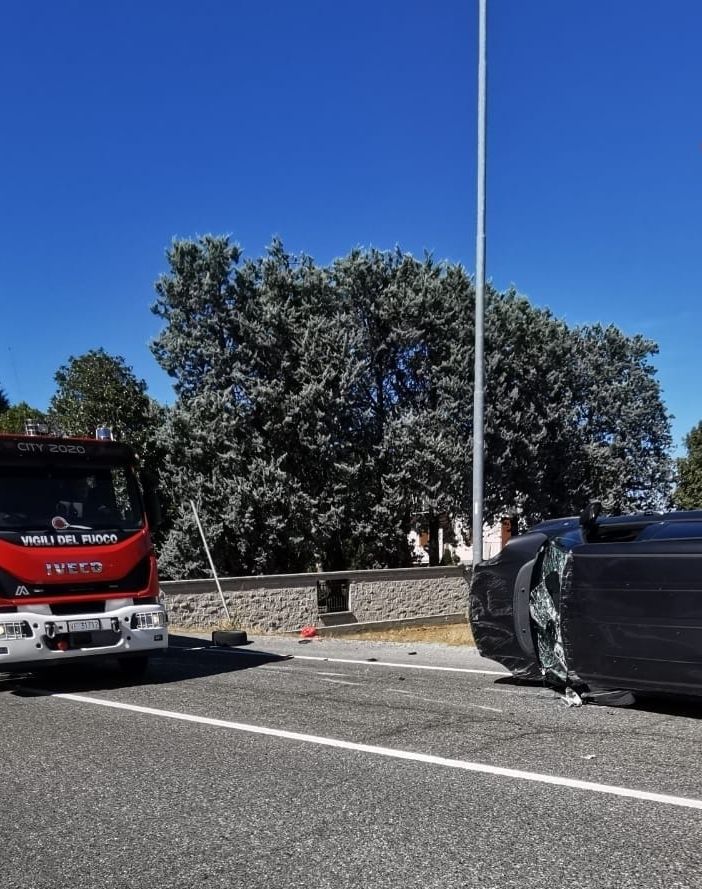 Bornasco, scontro tra auto, una si ribalta: ferite 3 persone