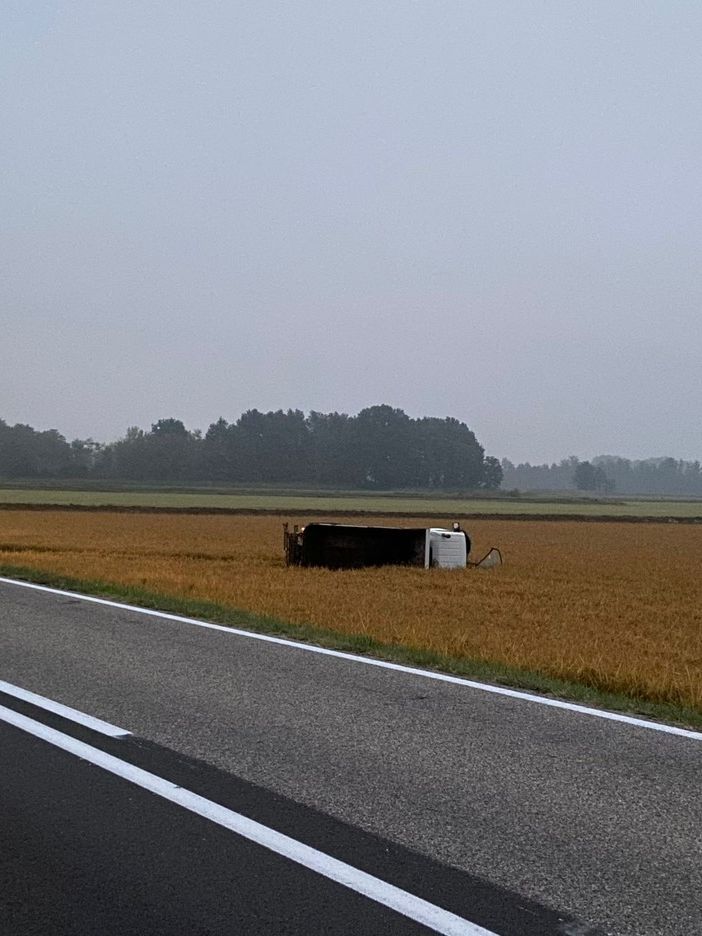 Valle: esce di strada con il camion dei rifiuti sulla statale 494, soccorso 20enne