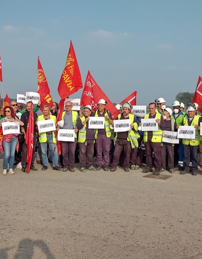Parona, presidio della Cgil davanti all'inceneritore: &quot;Basta morti sul lavoro&quot;