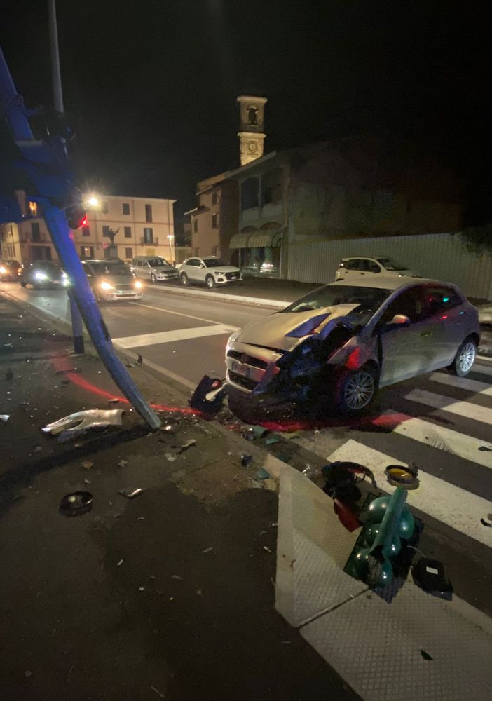 Pieve Albignola: si schiantano in auto contro il semaforo, ferite 3 persone