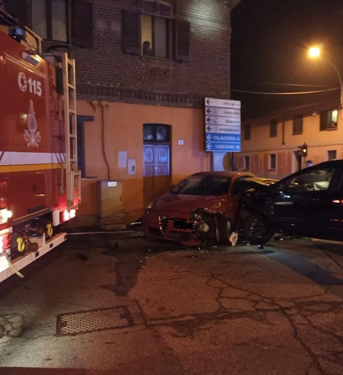 Albonese: scontro tra auto in via Grocco, ferite due persone