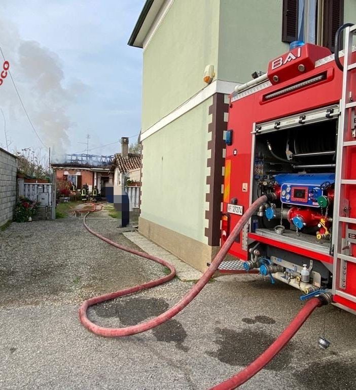 Nicorvo: villetta divorata dalle fiamme, danni ingenti