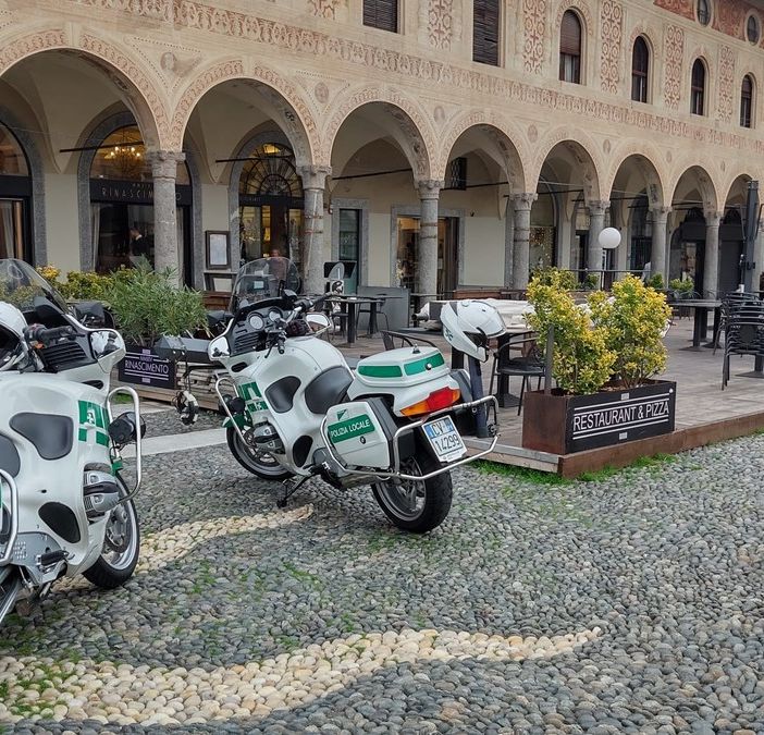 Vigevano: donna 61enne si dà fuoco in piazza Ducale, interviene un avventore