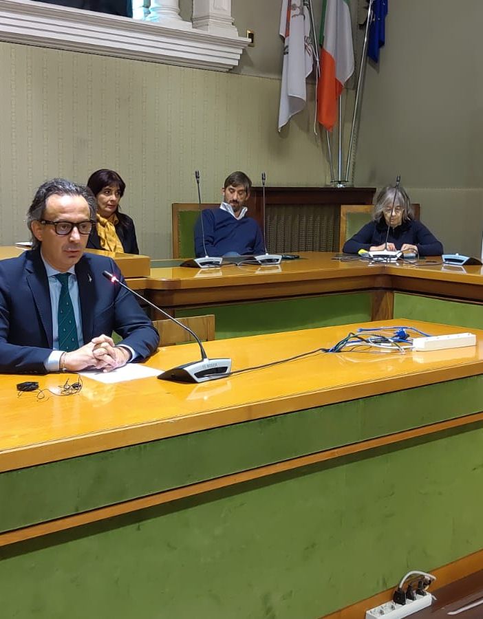 Il sindaco Andrea Ceffa durante la conferenza stampa