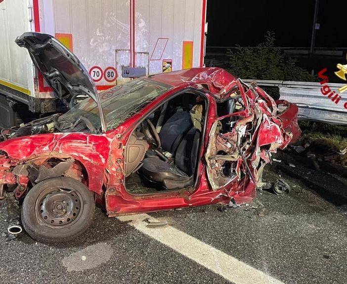 Scontro auto camion sulla A4 tra Marcallo/ Mesero e Arluno: persona incastrata liberata dai vigili del fuoco