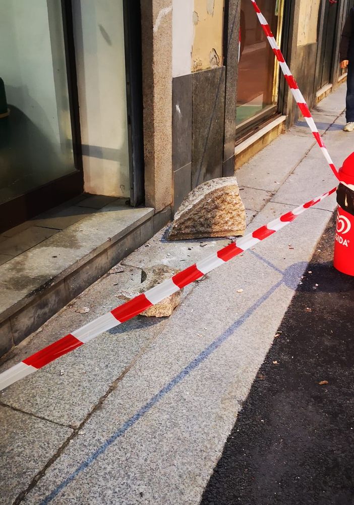 Mortara: mezzo per la raccolta dei rifiuti urta il capitello di un balcone, cade pezzo in strada, nessun ferito