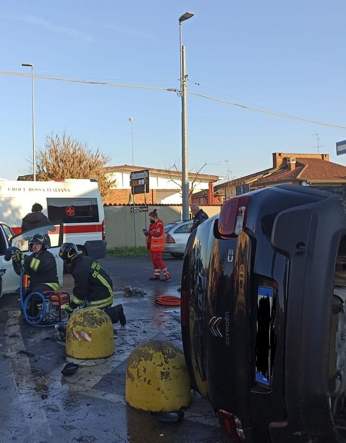 Robbio: scontro tra auto in via Artigianato, una si ribalta, ferito 76enne