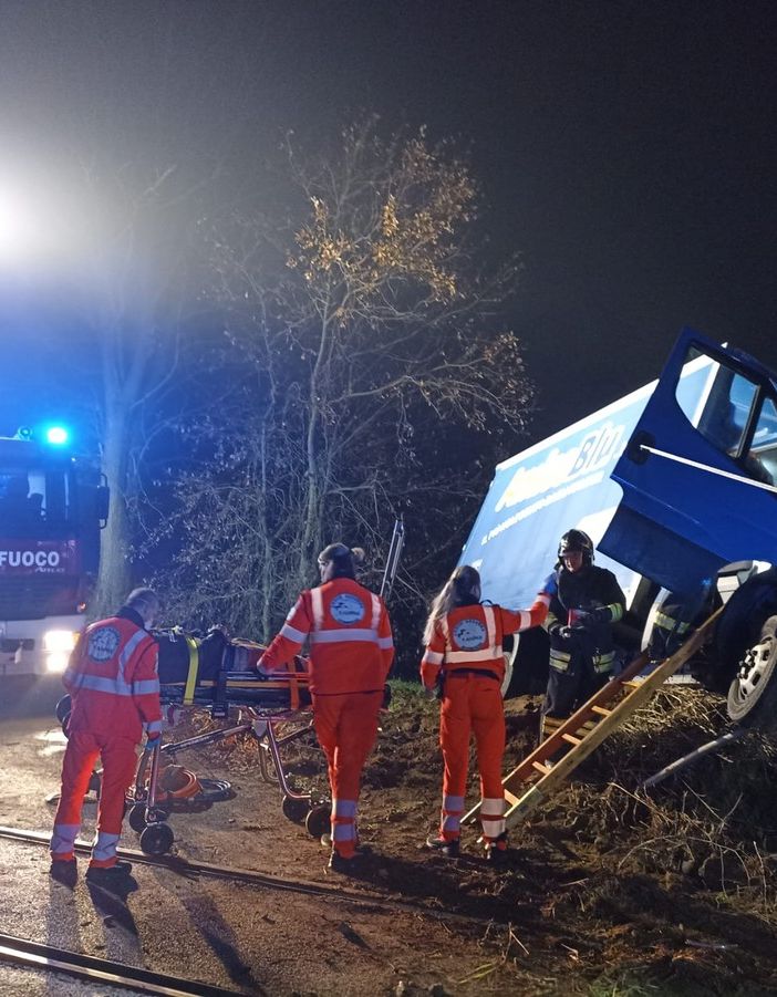Palestro: esce di strada con il furgone, illeso un 36enne