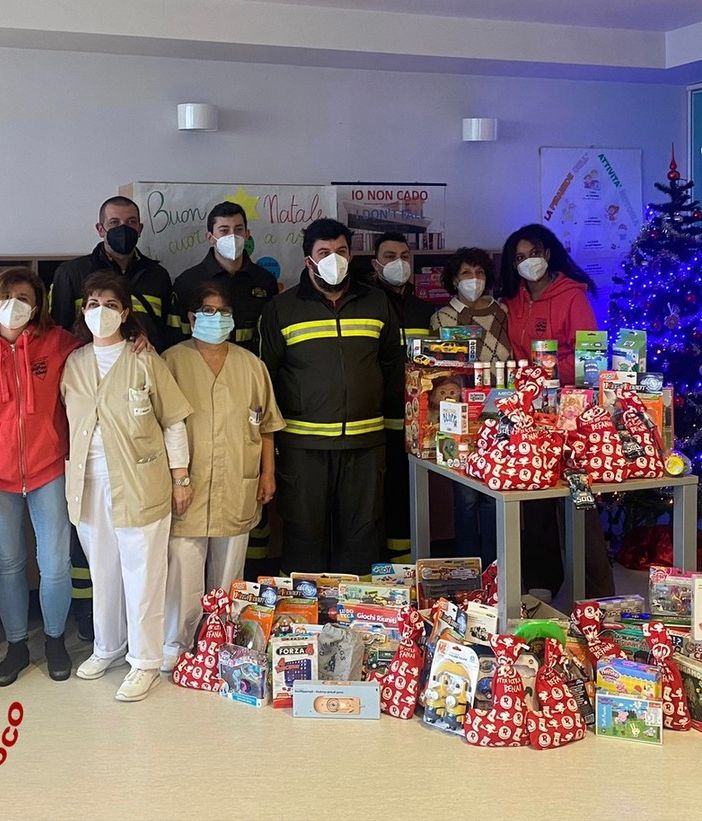 Epifania: Vigili del Fuoco di Magenta con l’autoscala al Fornaroli portano i doni ai bimbi della Pediatria