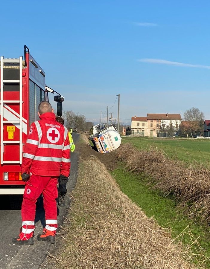 Autobotte carica di ossigeno liquido si ribalta tra Breme e Candia, strada chiusa per rischio di incendio