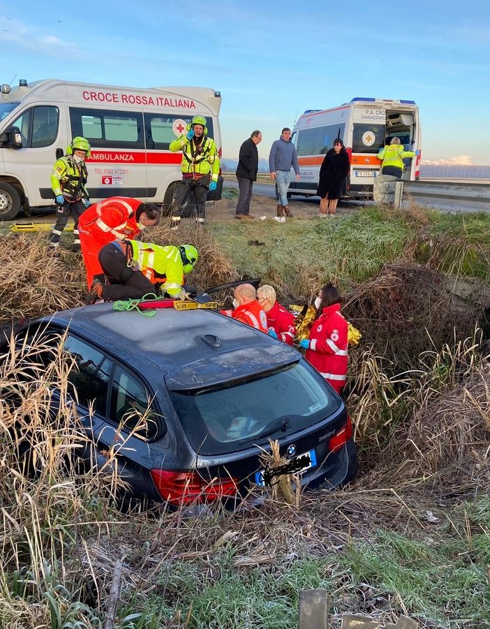 Semiana: escono di strada sulla provinciale, passeggero dell'auto trasportato in elicottero