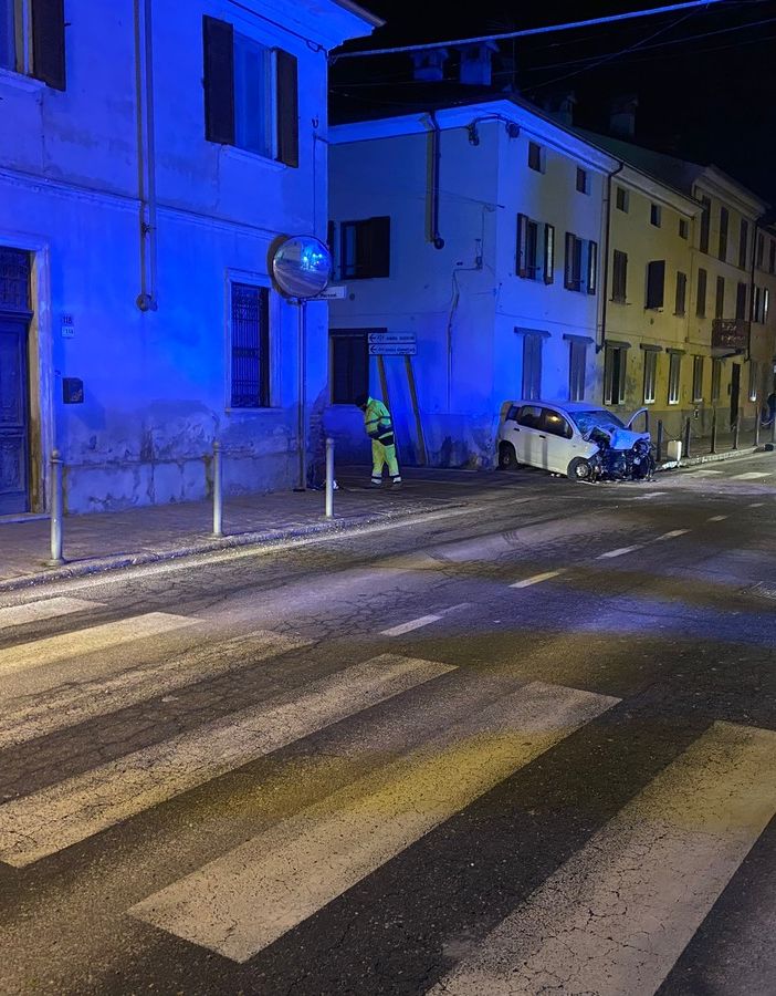 Ferrera: perdono il controllo dell'auto e si schiantano contro un muro, feriti due ragazzi