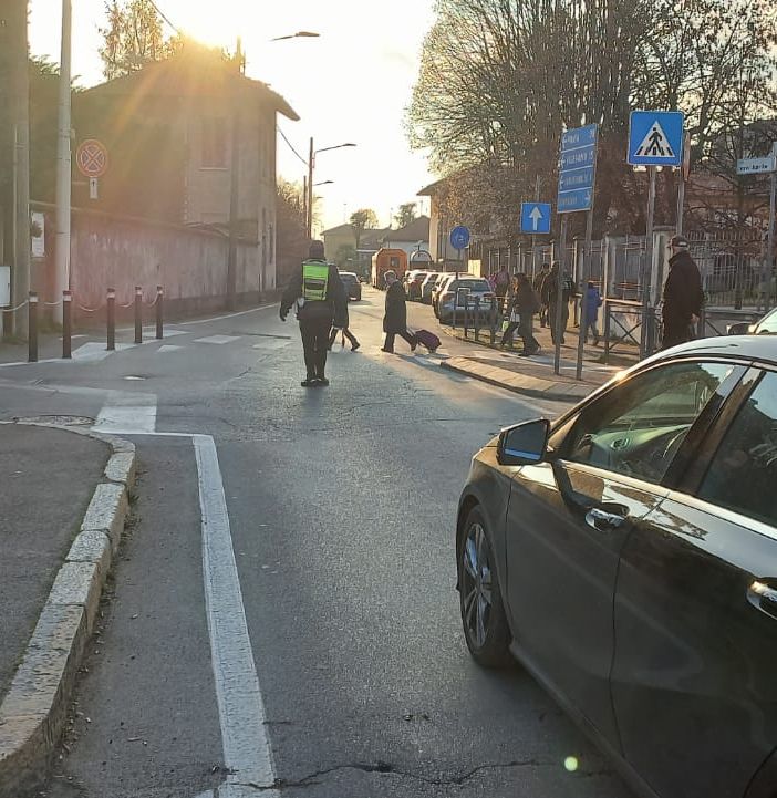 Robecco: donna al volante accecata dal sole investe agente della Polizia locale alle scuole