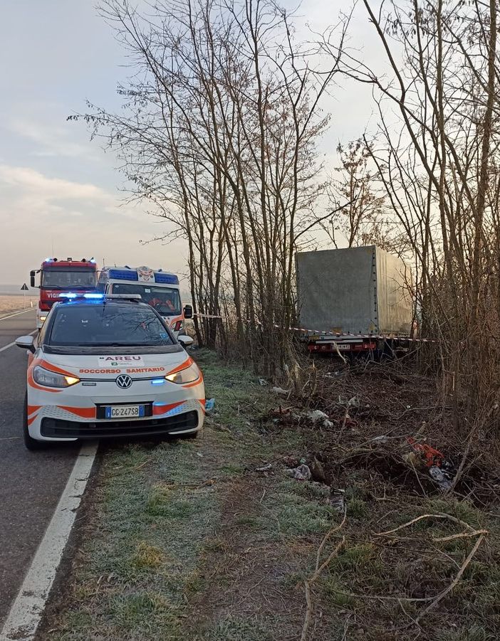 Zeme: camion esce di strada sulla provinciale 596, soccorse 2 persone