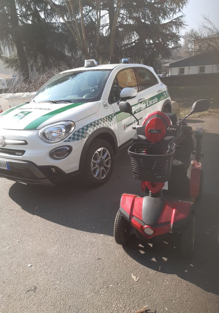 Vigevano: rubano scooter elettrico a un uomo disabile, la Polizia locale lo ritrova sul retro di una palazzina