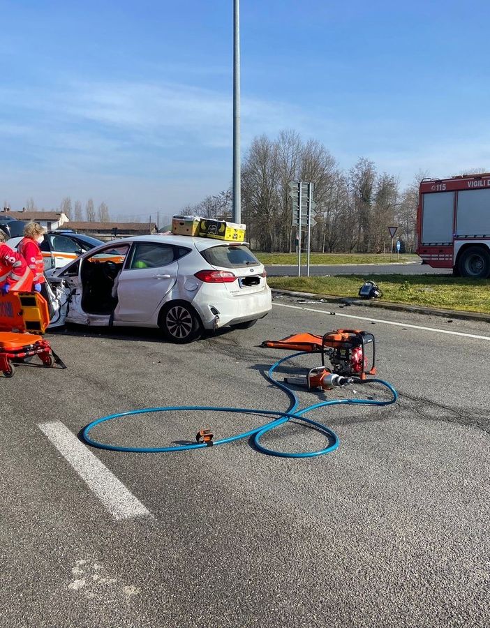 Sartirana: scontro tra auto all'incrocio con via Mede, ferita una 27enne