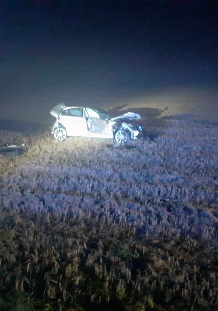 L'auto finita nel campo sulla statale 211