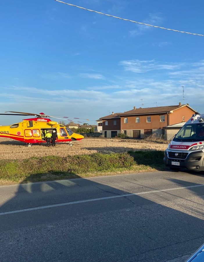 Valle: dimentica le chiavi e prova ad entrare in casa con una scala. 71enne cade e viene soccorso in elicottero