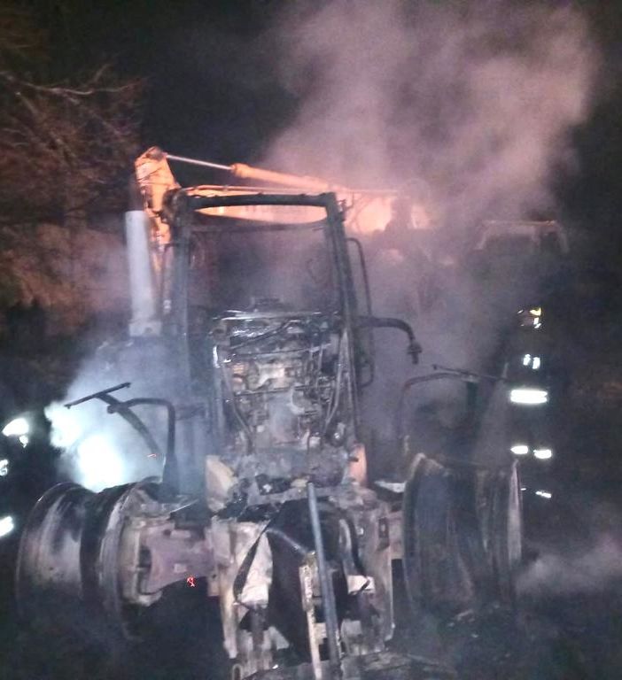 Ottobiano: incendio alla cascina Volpina, tre mezzi agricoli divorati dalle fiamme