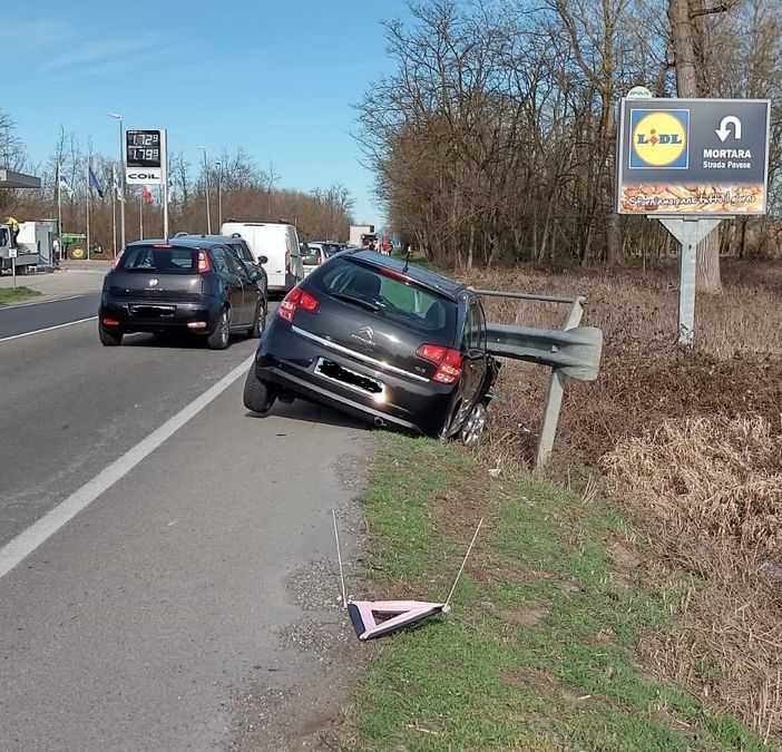 Mortara: esce di strada con l'auto sulla provinciale, 42enne trasportato in elicottero al San Matteo