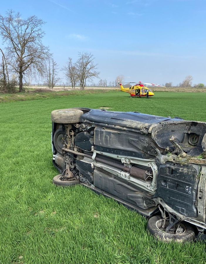 L'auto ribaltata nel campo sulla provinciale 194