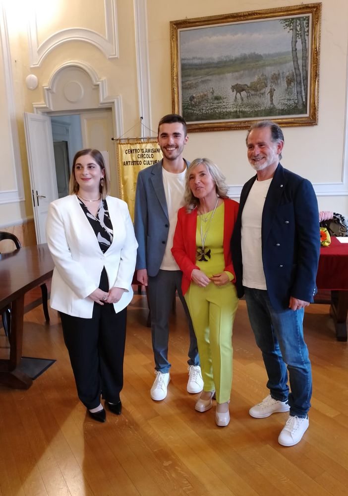 al centro la preside Maria Teresa Barisio con la &quot;Gran croce&quot;