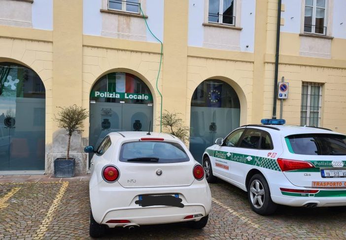 Viaggiava su un’auto rubata 5 anni fa, fermato e denunciato dalla Polizia locale di Robecco