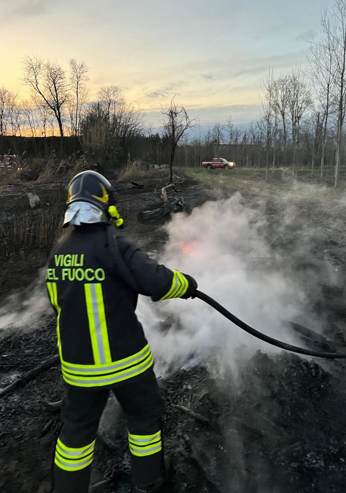 Lomello: incendio di rifiuti e sterpaglie vicino all'Agogna