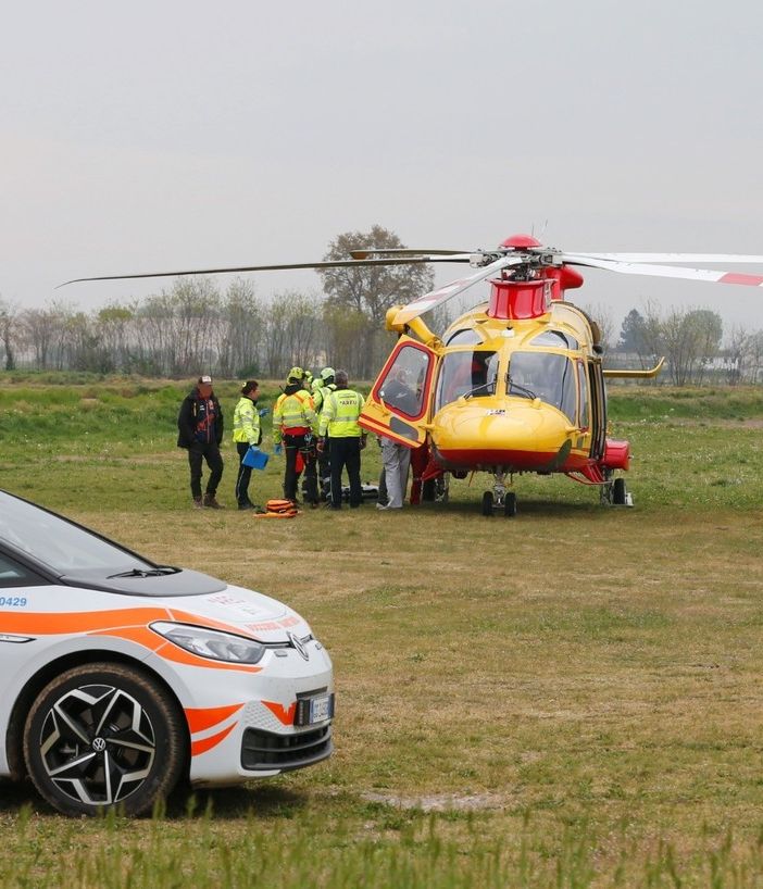 Ottobiano: cade sulla pista da motocross, 14enne soccorso con l'elicottero