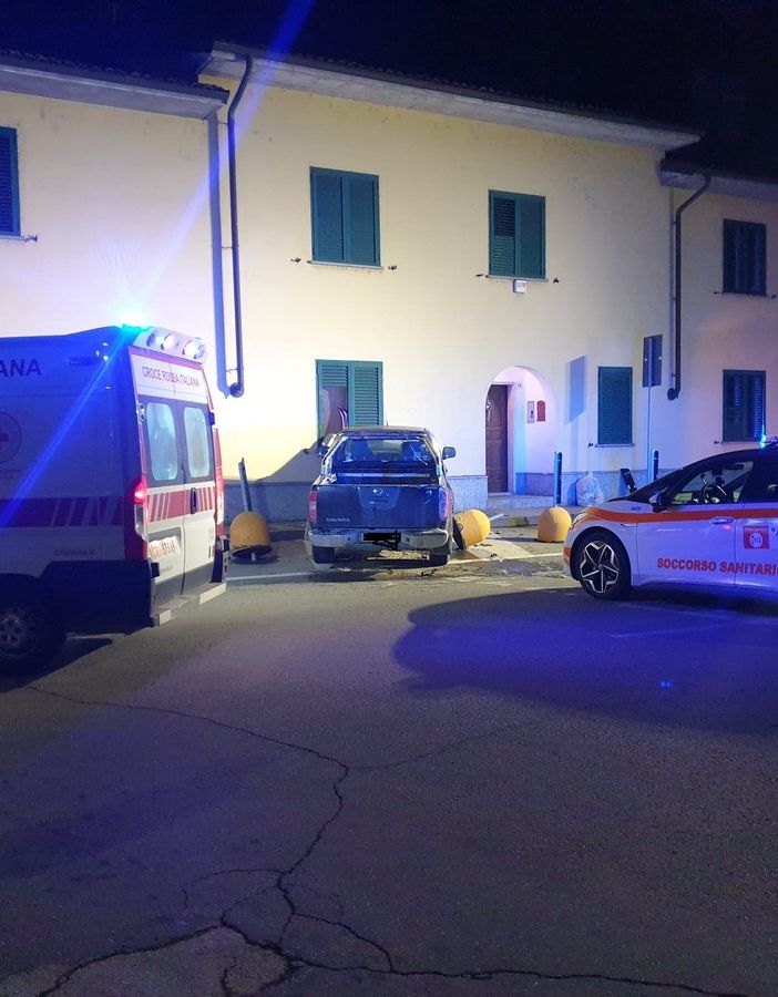 Torre Beretti: si schianta sul pick up contro il muro di una casa, 63enne soccorso in elicottero