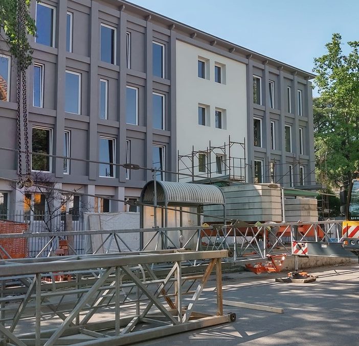 Vigevano: rimossa la gru dalla palazzina ex Asl in viale Montegrappa