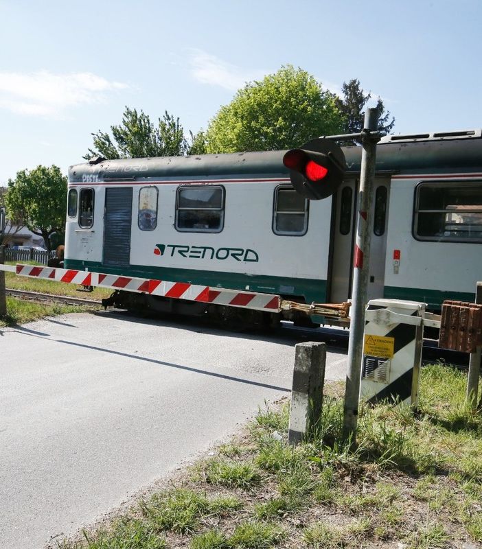 Mede: auto finisce contro le sbarre del passaggio a livello, 2 treni in ritardo